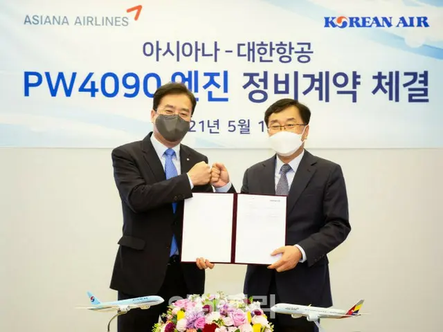 大韓航空オペレーション部門のイ・スグン副社長（左）と、アシアナ航空戦略企画本部長のチン・チョンソプ部長（右）が契約を締結（画像提供:wowkorea）
