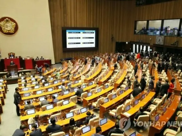 国会は本会議で、次期首相に指名された金富謙・元行政安全部長官の任命同意案を野党欠席のまま賛成多数で可決した＝１３日、ソウル（聯合ニュース）