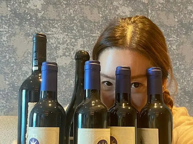 女優キム・ジョンウン、ワインとても多いね？、香港ホテルでの自主隔離近況「中毒にならないように」（画像提供:wowkorea）