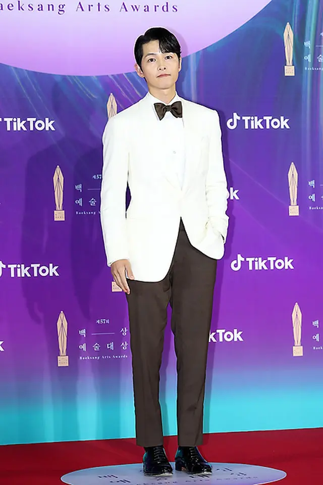 俳優ソン・ジュンギ「真っ白のジャケットがお似合い」（画像提供:wowkorea）
