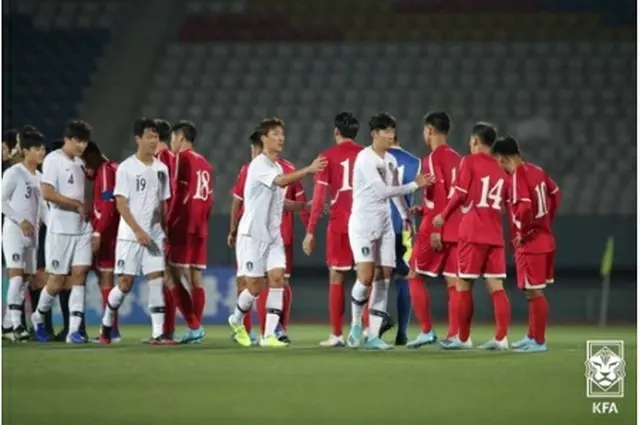 あいさつを交わす韓国と北朝鮮の代表メンバー（大韓サッカー協会提供）＝（聯合ニュース）≪転載・転用禁止≫
