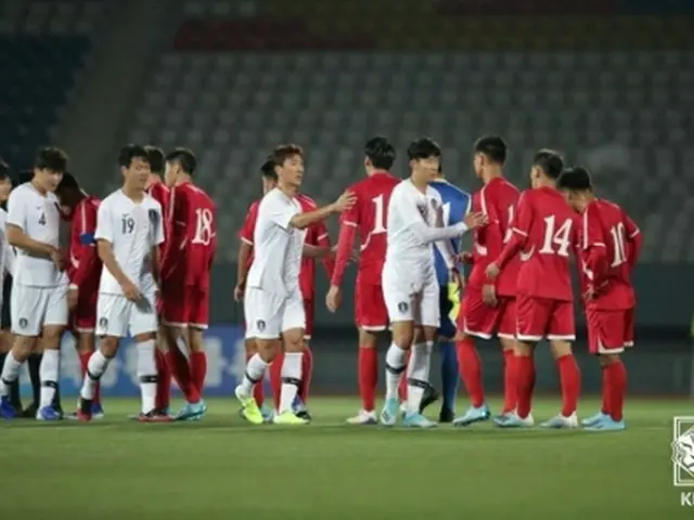あいさつを交わす韓国と北朝鮮の代表メンバー（大韓サッカー協会提供）＝（聯合ニュース）≪転載・転用禁止≫