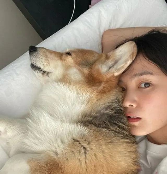 女優ユン・スンア、愛犬とのツーショットを公開…「老犬と生きていくのは簡単ではない」（画像提供:wowkorea）