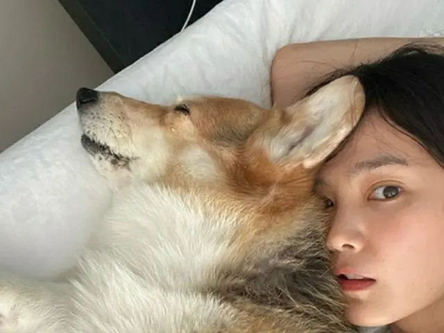 女優ユン・スンア、愛犬とのツーショットを公開…「老犬と生きていくのは簡単ではない」（画像提供:wowkorea）