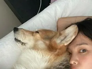 女優ユン・スンア、愛犬とのツーショットを公開…「老犬と生きていくのは簡単ではない」