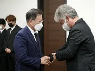 文大統領、「300キロのコンテナ下敷きで死亡」アルバイト学生の遺族と面会＝遺族「大統領を信じる」