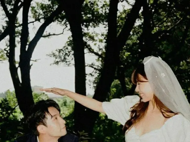 俳優リュ・ドクファン、今年4月に結婚した妻のチョン・スリンと撮影したウェディンググラビアを公開（画像提供:wowkorea）