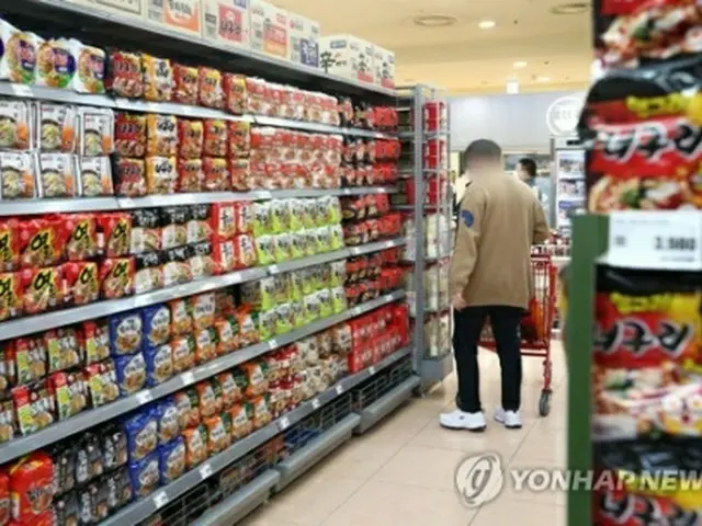 大型スーパーの即席麺コーナー（資料写真）＝（聯合ニュース）