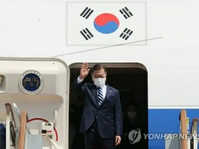 専用機に乗り込み、あいさつする文大統領＝１９日、城南（聯合ニュース）