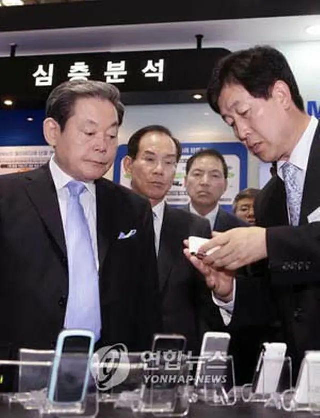 展示会を見て回る李健熙会長＝（聯合）