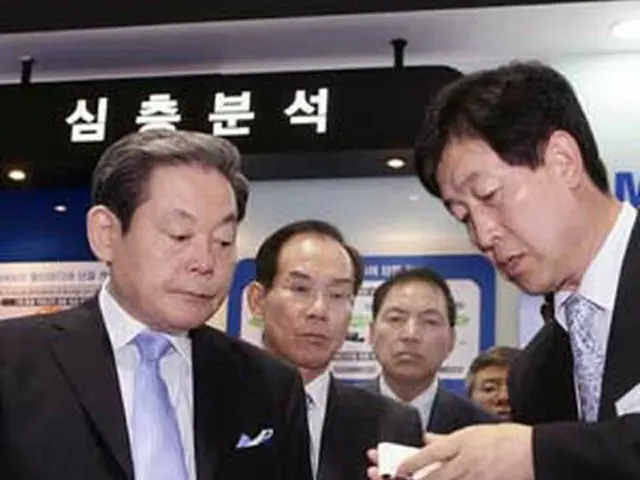 展示会を見て回る李健熙会長＝（聯合）