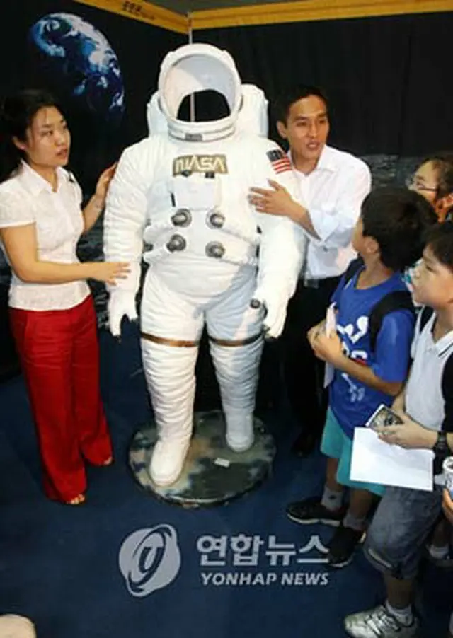 子どもたちに宇宙飛行士訓練について説明する韓国人初宇宙飛行士候補のコ・サンさんとイ・ソヨンさん＝10日、高陽（聯合）