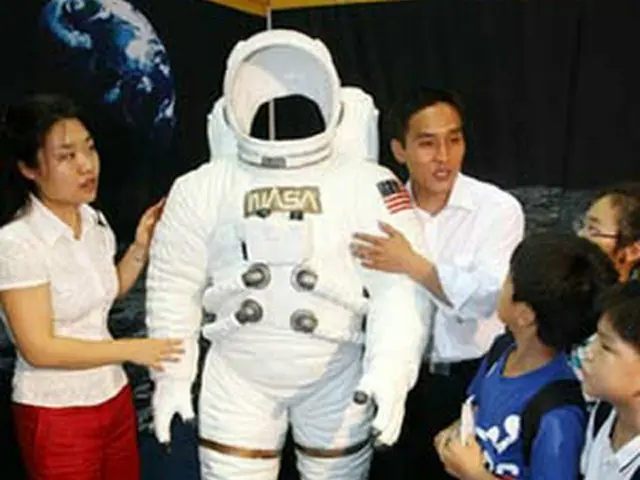 子どもたちに宇宙飛行士訓練について説明する韓国人初宇宙飛行士候補のコ・サンさんとイ・ソヨンさん＝10日、高陽（聯合）