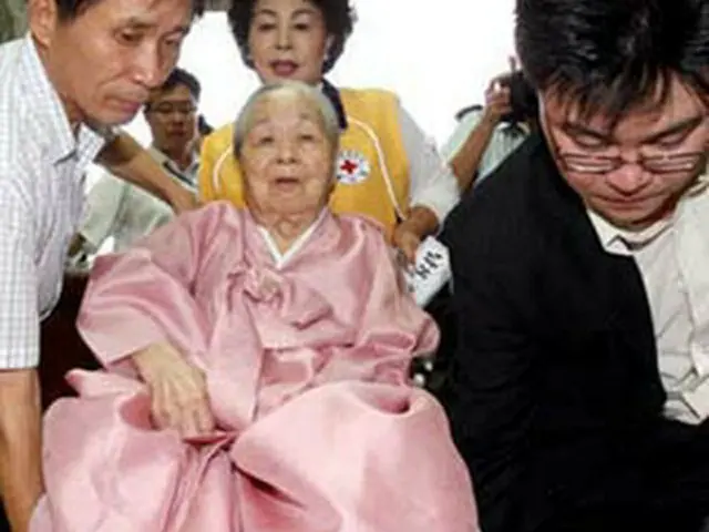 移動が不自由なため助けを借りながら面会会場に向かう101歳の参加者＝13日、ソウル（聯合）