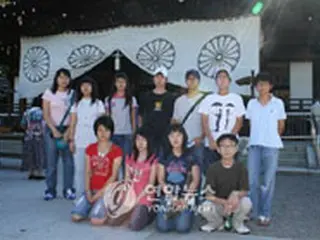 慰安婦抗議のため訪日の学生ら、靖国神社訪問