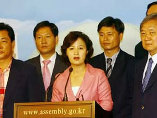 民主新党への入党を宣言する秋美愛議員（中央）＝19日、ソウル（聯合）
