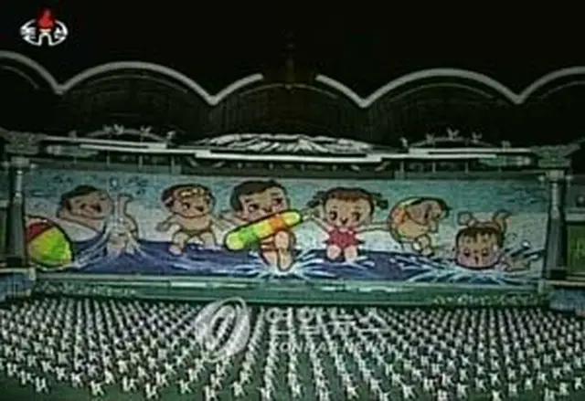 15日に報じられた「アリラン」公演のようす（朝鮮中央テレビ）＝（聯合）