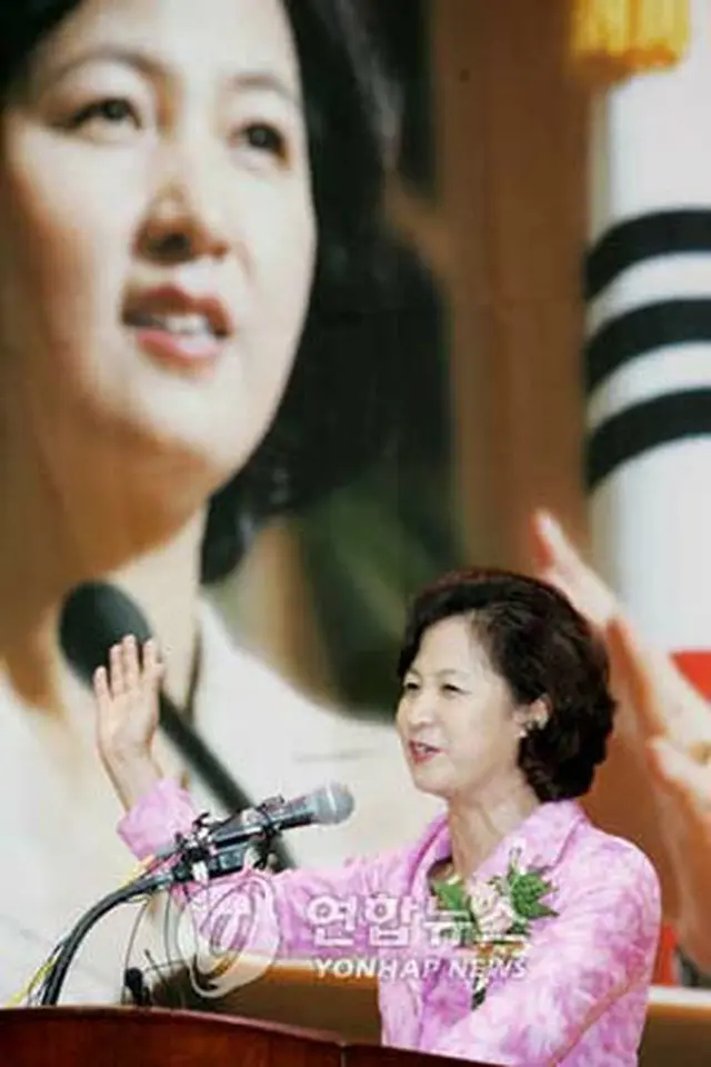 出馬を宣言する秋美愛元議員＝22日、ソウル（聯合）