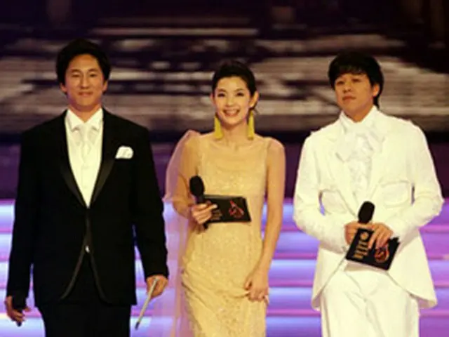 昨年の授賞式のようす。KBSアナウンサーらとともにリュ・シウォン（右）が司会を務めた＝（聯合）