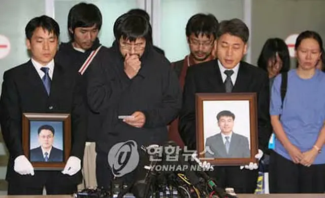記者会見文を読み上げるユ・ギョンシクさん（左から3人目）＝2日、永宗島（聯合）
