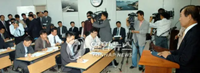 設置許可会見を行う群山市長＝3日、群山（聯合）