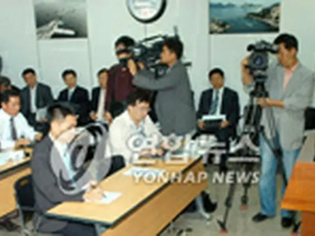 設置許可会見を行う群山市長＝3日、群山（聯合）