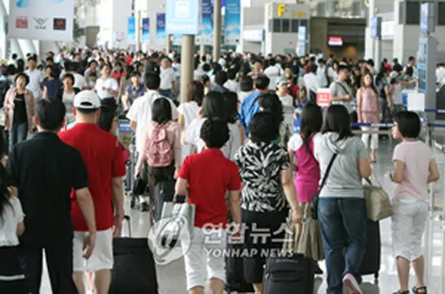 7月半ば、海外旅行客で込み合う仁川空港＝（聯合）