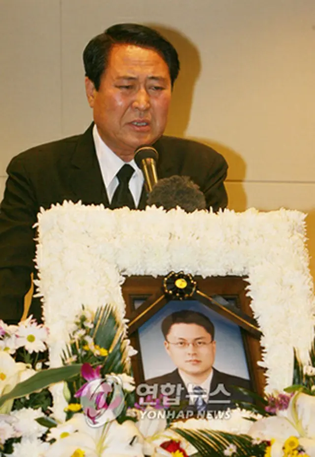 8月4日、シム・ソンミンさんの葬儀であいさつする父ジンピョさん＝（聯合）