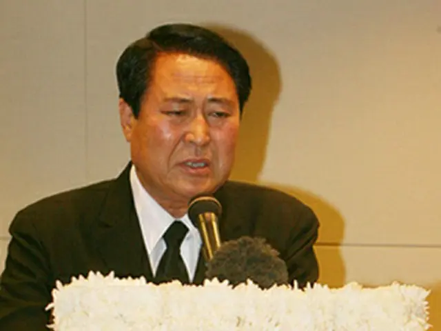 8月4日、シム・ソンミンさんの葬儀であいさつする父ジンピョさん＝（聯合）