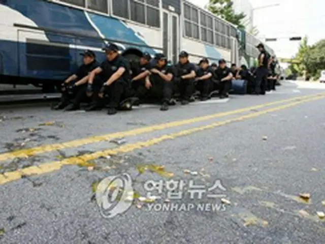 信徒らの保護のため警備を行う警察。道路は投げつけられた卵で汚れている＝9日、ソウル（聯合）