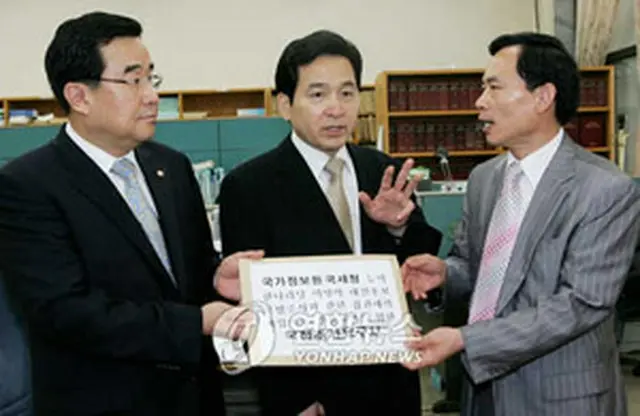 国政調査要求書を提出するハンナラ党＝11日、ソウル（聯合）