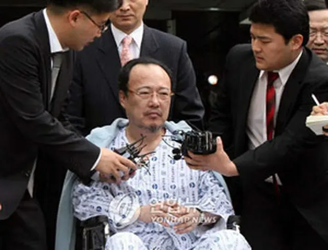 判決後、地裁を出る金升淵被告＝11日、ソウル（聯合）
