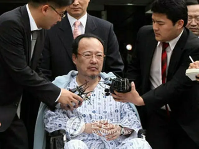 判決後、地裁を出る金升淵被告＝11日、ソウル（聯合）