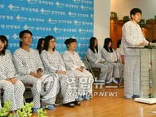 アフガン帰国者らが退院会見、政府と国民に謝罪