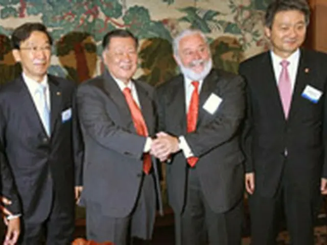 鄭夢九会長（左から2人目）と握手するロセルタレス事務局長＝14日、ソウル（聯合）