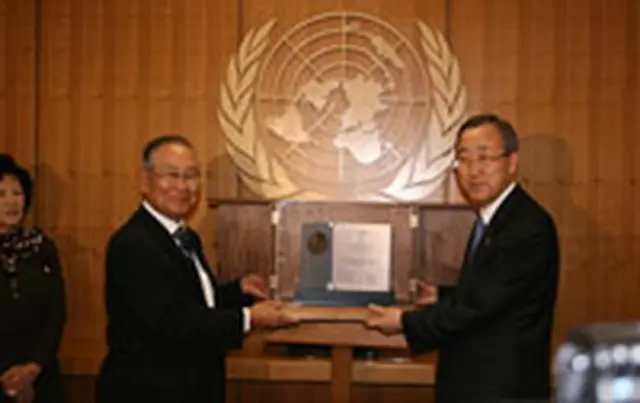 国連本部で受賞する潘基文事務総長＝13日、ニューヨーク（聯合）