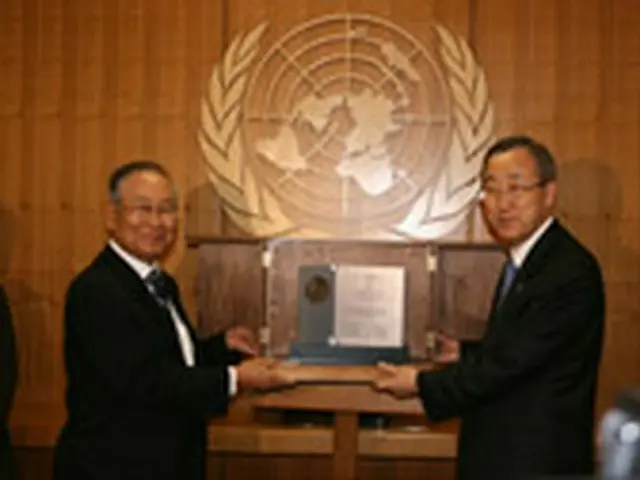 国連本部で受賞する潘基文事務総長＝13日、ニューヨーク（聯合）
