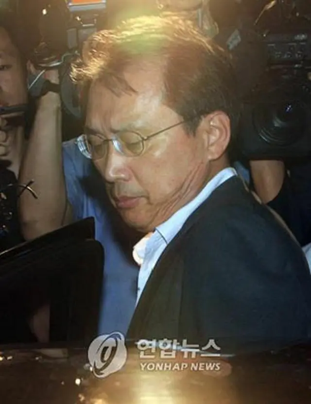 事情聴取を終え帰宅する卞前室長＝17日、ソウル（聯合）