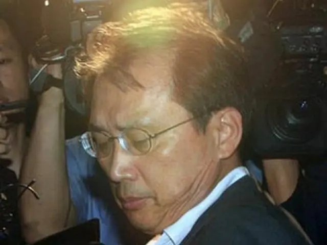 事情聴取を終え帰宅する卞前室長＝17日、ソウル（聯合）