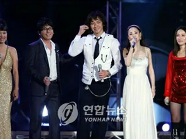 ＜アジア文化芸術祭＞閉幕式として開催されたCCTVの音楽番組＜中華情＞に出演したシン・スンフン（左から2人目）。歌手Rain(ピ)も出演した（提供）＝25日、ソウル（聯合）