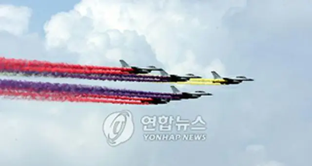 開幕を控え、前日に行われたF－16の祝賀飛行＝（聯合）