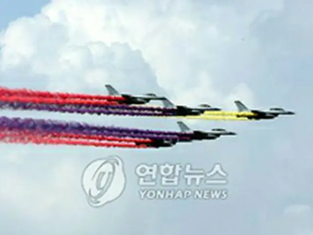 開幕を控え、前日に行われたF－16の祝賀飛行＝（聯合）