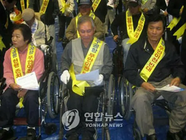 国際線移転に反対し計画撤回を求める光州の市民団体＝18日、光州（聯合）