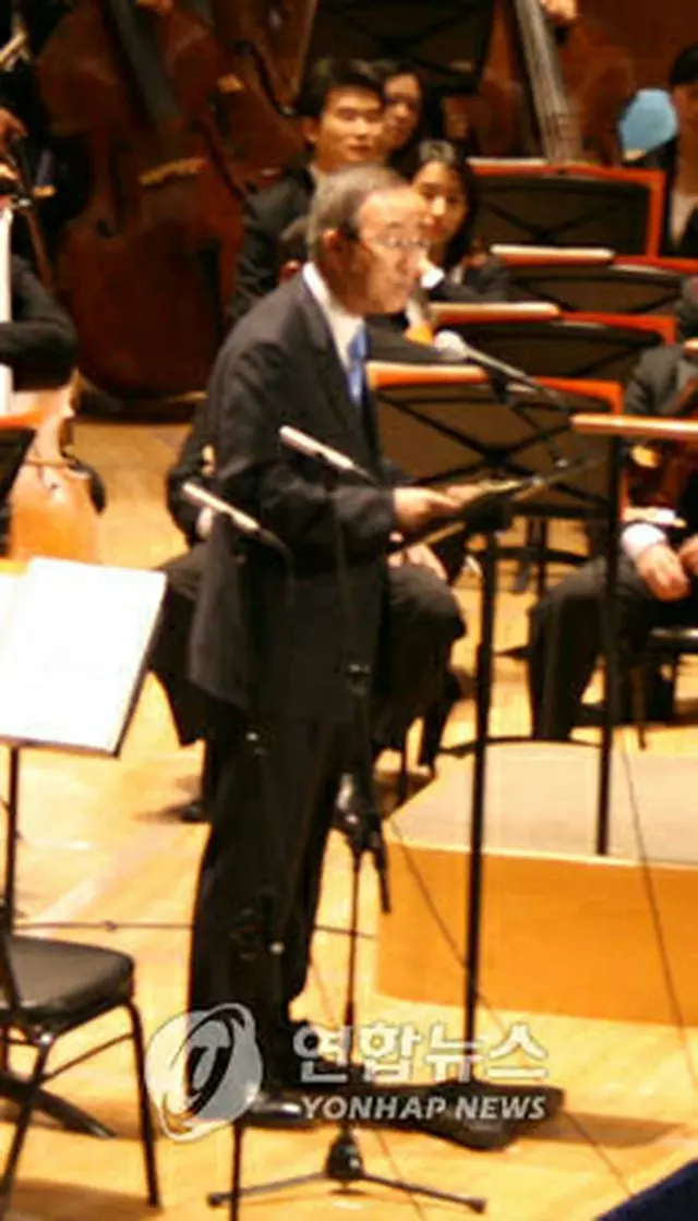 演奏に先立ち祝辞を述べる潘事務総長＝25日、ニューヨーク（聯合）