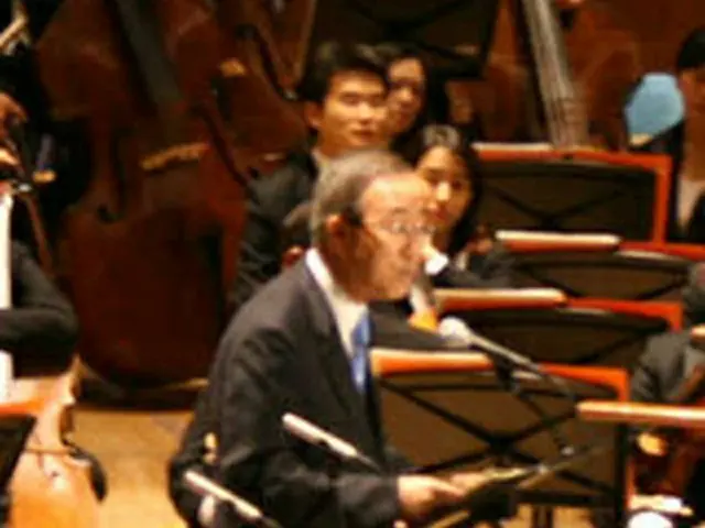 演奏に先立ち祝辞を述べる潘事務総長＝25日、ニューヨーク（聯合）