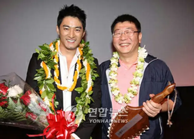 監督賞を受賞したクァク監督（右）（ハワイ国際映画祭提供）＝（聯合）