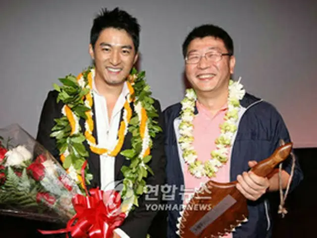 監督賞を受賞したクァク監督（右）（ハワイ国際映画祭提供）＝（聯合）