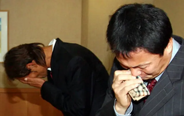 会見で謝罪するウ・ソンヨン（左）とイ・ウンジェ＝30日、ソウル（聯合）