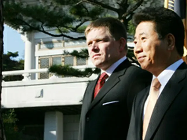 盧大統領（右）とフィツォ首相＝30日、ソウル（聯合）