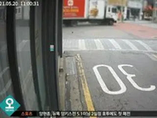 貨物車が建物に突進…一瞬で爆発、通行人ら2人死亡＝韓国